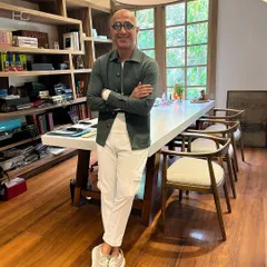 Here I am showing how to be chic at work. I've paired a dark green shacket with crisp white cargo trousers for a look that is relaxed, stylish, and professional.