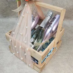A duplicate of 50, showing the elegant anniversary hamper.