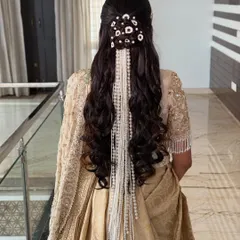 This half-up, half-down hairstyle is one of my most requested looks for its blend of elegance and glamour. I styled the hair in soft, cascading waves and added a beautiful pearl hair accessory for a touch of modern sophistication.