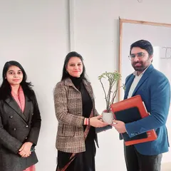 Receiving a token of appreciation at the internship fair. It was a pleasure to interact with so many bright students and discuss their future in the legal field.