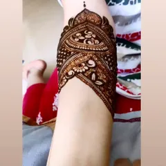 A close-up of the upper arm band, a key component of bridal henna that I teach you to design with precision.