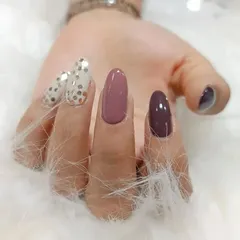 A mix-and-match set in muted tones of mauve and purple, with a fun polka-dot glitter accent nail.