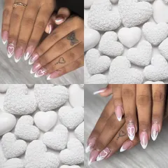 For a touch of romance, I created these French tips in the shape of delicate white hearts. It's a playful and unique design.