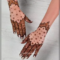 Another view of the elegant scalloped design, showing how beautifully it frames the hands.