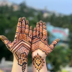 A perfectly symmetrical design for both hands. This minimal style features a bold diamond-shaped pattern on the back of the hand and wrist, with floral fills and delicate finger work.
