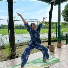 Opening the heart in Viparita Virabhadrasana, or Reverse Warrior pose. Practicing in nature helps us feel more connected and expansive.