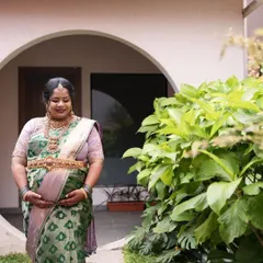 The beautiful drape of the lavender and green saree, a unique combination that celebrates the duality of motherhood.
