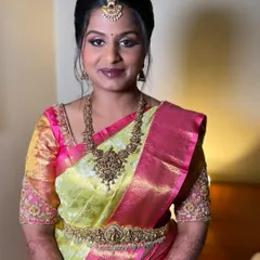 Akshaya looking absolutely stunning for her brother’s wedding. For this traditional look, we did a bronze smokey eye and a glossy berry lip.