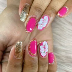 Go glam with this stunning combination of hot fuchsia and sparkling gold glitter. We elevated this look with intricate, hand-sculpted 3D white flowers on the accent nails, creating a design that is both bold and feminine.