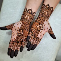 A lovely front-hand sider design for a wedding guest. This pattern uses geometric lines and floral bursts to create a design that is both structured and delicate, with a lotus cuff at the wrist.