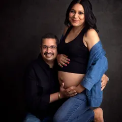 A fun and happy pose during a casual couple maternity shoot. I always encourage couples to just be themselves, and the result is always so full of personality!