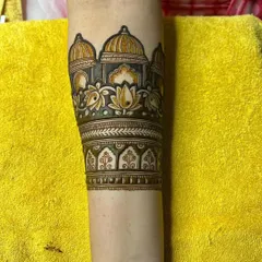 A close-up of a palace dome motif on the forearm. This architectural element adds a touch of royal elegance to any mehndi design.