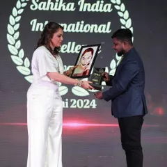 Receiving the Sahika India International Excellence Award from Isha Koppikar for my mehndi art. A very proud moment for me and my team.