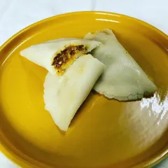 A close look at homemade Ada, a traditional Kerala sweet. It is a rice parcel steamed in a banana leaf, with a sweet filling of coconut and jaggery inside.