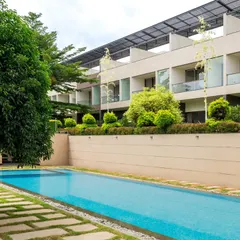 A view of the Cedar String residential landscape, where we used layered greenery to create privacy for the homes facing the pool. The selection of native trees and shrubs ensures the landscape is both beautiful and adapted to the local climate, reducing the need for intensive care.