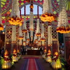 The entrance to the Mata ki Chowki was designed to symbolize the Kalasha Sthapana, a ritual marking an auspicious beginning. The walkway is lined with floral kalashas and hung with tuberose chandeliers.