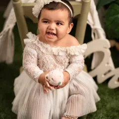A candid moment of laughter from a sitter session. We focus on creating a relaxed atmosphere where babies feel comfortable enough to show their genuine emotions and joyful spirit.