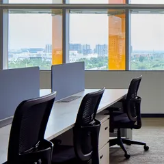 The facade of the Infosys campus features strategically angled glass fins that reduce solar heat gain and glare. This allows for 90% of workspaces to be naturally daylit, maximizing both energy efficiency and employee comfort.