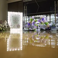 For this butterfly themed first birthday, we set up a beautiful entrance area featuring a large, illuminated welcome sign. The reflection on the polished floor doubled the magic, creating a glamorous and exciting first impression for all the arriving guests.
