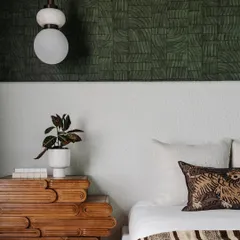 In this primary bedroom, our Voiles de Papier wallpaper in a vibrant green adds depth and emotion. The paper-based texture evokes calm yet exudes confidence, enveloping the room in quiet, effortless sophistication.