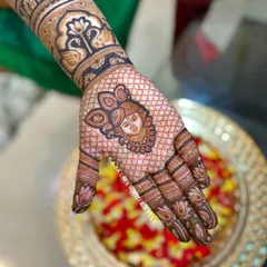 Bringing divine blessings to a bride with this intricate portrait of Shreenathji. It’s always a special feeling to create these spiritual designs, making the henna not just beautiful but also sacred. The fine lines and shading bring the deity to life on the palm.