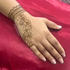 A simple and beautiful floral vine design. This is a perfect choice for guests who want something elegant and quick. The pattern gracefully flows down one side of the hand.