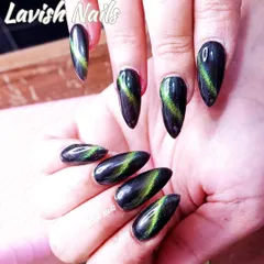 A sharp stiletto set with a mesmerizing green and black cat-eye design.