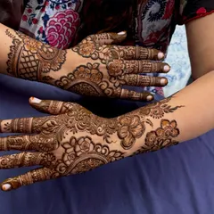 A lovely floral design for a party or special occasion. The pattern is focused on the back of the hands and wrists, with bold flowers and delicate fills.