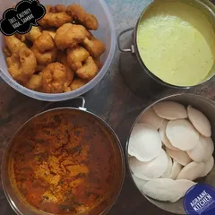 This is how I pack bulk breakfast orders for my subscribers. You can see containers filled with fresh mini idlis, crispy vadas, flavorful sambar, and coconut chutney, ready for delivery.