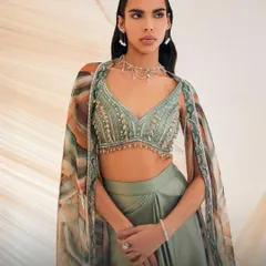 My Vivien Cape Set offers a feminine, flowy skirt and a blouse adorned with tassels. The silky organza cape with dainty embellishments is the opulent finishing touch.
