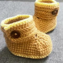 Look at this pair of adjustable baby booties! They have two buttons on the ankle band, so they can grow with your baby from 0 to 12 months. They are so cozy and perfect for keeping tiny feet warm.