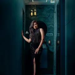 This full-length shot in a narrow hallway uses leading lines to draw the eye directly to the model. The cool tones and modern interior create a chic, urban atmosphere, showcasing how I can use different indoor spaces to craft a compelling fashion narrative.