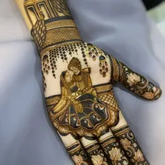 The finished couple portrait, nestled in the palm and surrounded by delicate lotus patterns on the fingers.