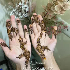 A minimal floral design that is both delicate and stylish.