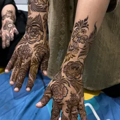 I love how this design combines large, shaded roses on the hands with more delicate floral patterns extending up the arms. It creates a balanced and elegant look for any party.