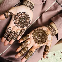 A simple but very elegant mandala design. The details on the fingers and the central motif on the palm are just enough.
