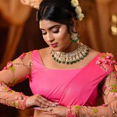 A close-up of the beautiful emerald Kundan choker used in the Shantipriya look. The intricate details and vibrant colour are just perfect.