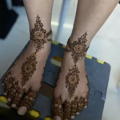 To complete the bridal look, I offer detailed foot mehendi. This design features elegant mandalas and delicate patterns covering the toes and the top of the feet.