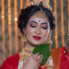 For my Bengali brides, I love creating this iconic look. It features bold, expressive eyes, a classic red lip, and the traditional Mukut and bindi design, all coming together to create a look of pure elegance and cultural pride.