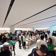 Another view of the packed Apple store on its launch day. The open layout and clean lines, all executed to Apple's exact specifications, are designed to handle large crowds while maintaining a premium experience.