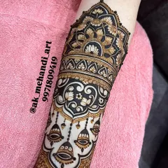 This arm design features bold, shaded elements that create a high-contrast, almost 'negative space' look. You will learn how to use shading to create drama and impact in your work.