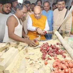 We were honored to host Home Minister Amit Shah, who took a keen interest in the wood-turning process. Here, one of our senior artisans guides him as he tries his hand at the lathe, connecting with the heart of our traditional Indian craft.