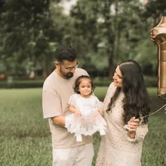 Celebrating a first birthday with the whole family in the great outdoors. I love using natural light and simple props like this '1' balloon to mark these special milestones.