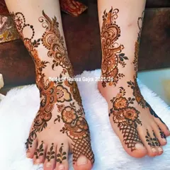 A graceful floral trail design for the feet. The patterns flow beautifully from the ankle down to the toes, creating a look that is both elegant and feminine.