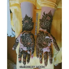 Another look at a beautiful Arabic floral design. The contrast between the dark, bold outlines and the delicate shading inside the flowers makes the design really stand out.