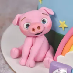 A close-up of the adorable pink pig from the Cocomelon cake.