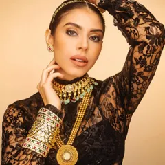 For this jewellery campaign, the goal was to make the pieces pop. I paired heavy, traditional gold jewellery with a modern black lace top to create a striking, high-contrast look that feels both classic and contemporary.