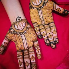 A beautiful symmetrical design on the back of the hands. The patterns are inspired by jewelry, with a central piece and matching details on the fingers.