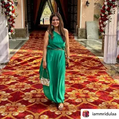 Mridulaa looks absolutely perfect in our green one-shoulder draped dress for a Mehendi. I love that she found it to be an effortless blend of tradition and modernity.