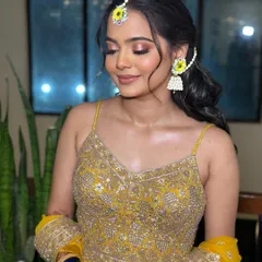 If golden hour was a bride. This stunning Haldi look with floral jewelry and soft, glowing makeup is the epitome of sunshine and happiness.